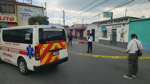 Agentes de la Polic&iacute;a Nacional Civil acordonan el &aacute;rea en espera de las autoridades correspondientes. (Foto: CVB)
