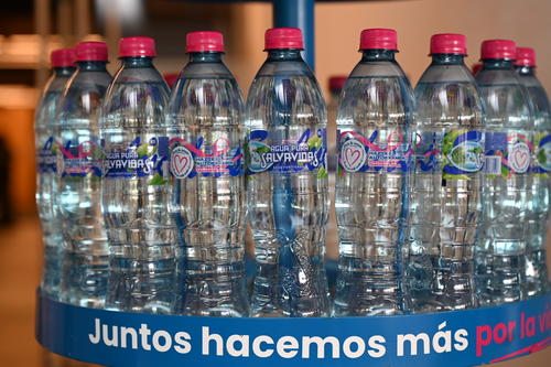 Agua Pura Salvavidas, Fundecan, autoexamen, c&aacute;ncer de mam&aacute;, campa&ntilde;a, Guatemala, Soy502