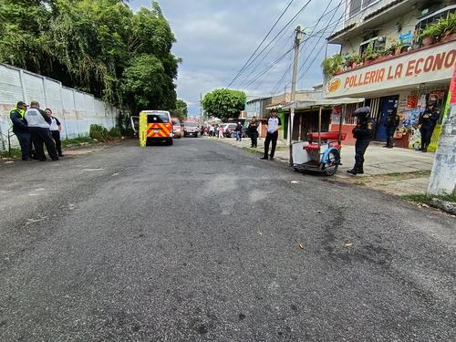 Bomberos Voluntarios atendieron a otra persona herida en Mixco. (Foto: CVB)