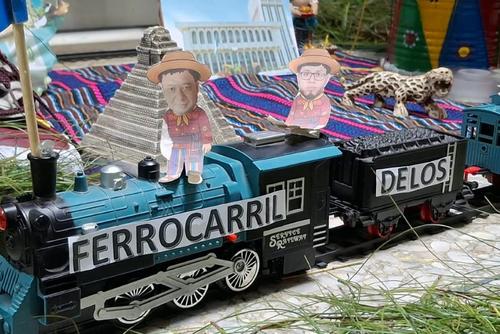 En el segundo nivel de la Torre de Tribunales se aprecia el Ferrocarril de los Altos, en la que aparecen figuras con el rostro de los jueces de las judicaturas que all&iacute; se instalan. (Foto: Wilder L&oacute;pez/Soy502)