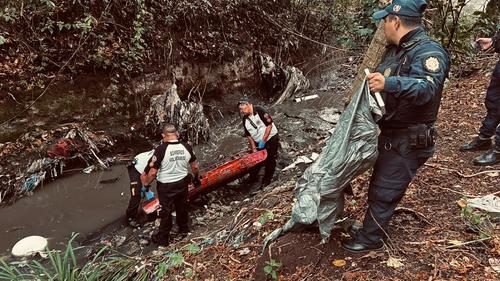 Bomberos Voluntarios rescataron el cuerpo localizado bajo el puente La Joya, en Boca del Monte. (Foto: CVB)

