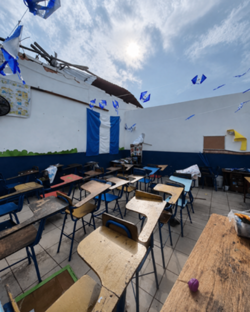Tres salones de clases quedaron sin techo debido a los fuertes vientos. (Foto: Miguel Peralta)