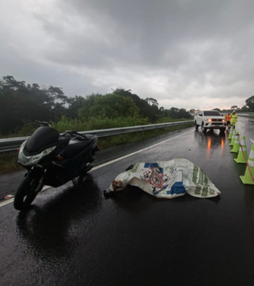 El cuerpo de la v&iacute;ctima qued&oacute; sobre la ruta. (Foto: redes sociales)