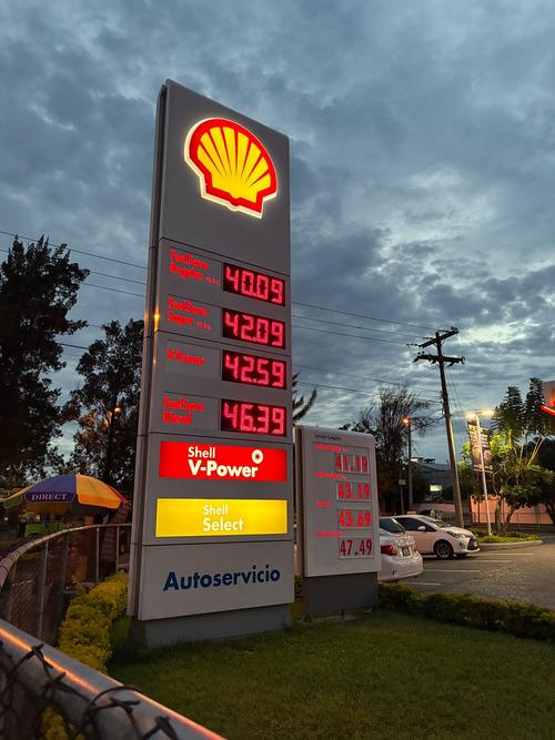 Precios de gasolina el jueves 3 de septiembre en ciudad capital. (Foto: Fredy Hern&aacute;ndez/Soy502)