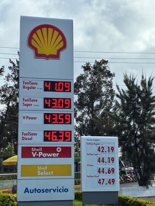 Precios de gasolina el s&aacute;bado 5 de septiembre en ciudad capital. (Foto: Fredy Hern&aacute;ndez/Soy502)