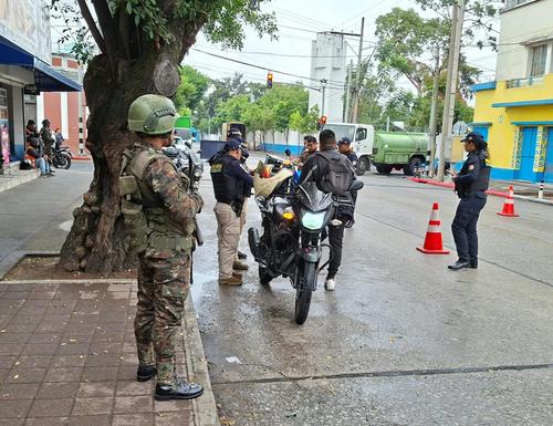 Soldados refuerzan operativos de seguridad en la zona 3 capitalina. (Foto: PNC)