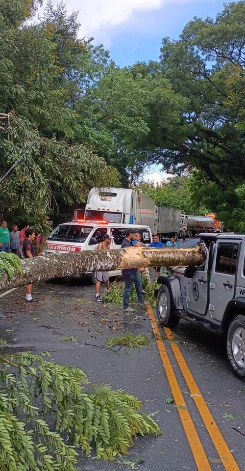 El hombre qued&oacute; bajo atenci&oacute;n m&eacute;dica tras el accidente. (Foto: Bomberos Voluntarios)