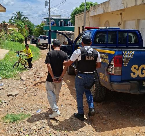 Dos hombres, de 18 y 23 a&ntilde;os, fueron capturados. (Foto: PNC)