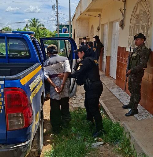 Ambos capturados son se&ntilde;alados por comercio, tr&aacute;fico y almacenamiento de il&iacute;citos. (Foto: PNC) 