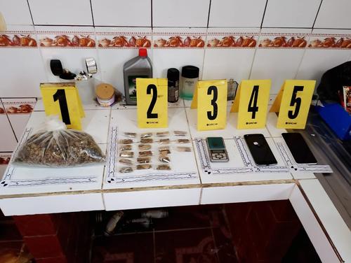 Las autoridades localizaron marihuana, crack, una pesa digital, tel&eacute;fonos celulares y dinero. (Foto: PNC)