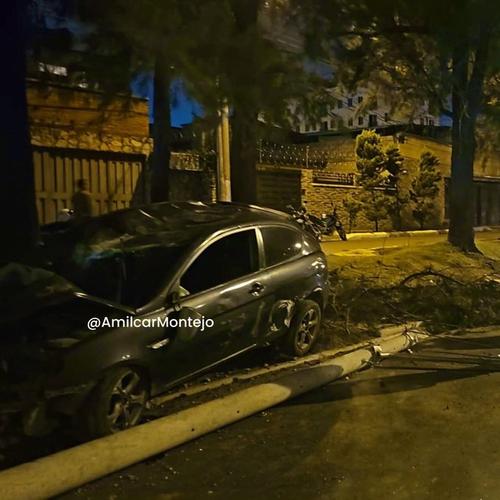 El poste fue derribado tras el fuerte impacto. (Foto v&iacute;a: Am&iacute;lcar Montejo)