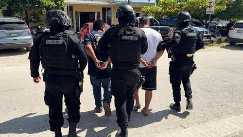 Durante los allanamientos fueron embalados tres celulares. (Foto: PNC)