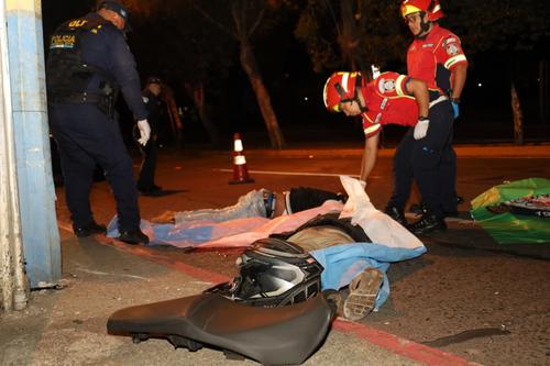 Los cuerpos de las v&iacute;ctimas quedaron sobre la cinta asf&aacute;ltica tras el mortal accidente. (Foto: CBM)