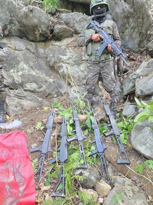 Las armas fueron abandonadas por los individuos que huyeron. (Foto: Ej&eacute;rcito de Guatemala)