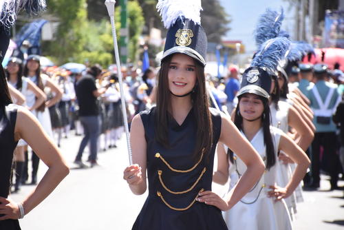 Las batonistas del colegio Encarnaci&oacute;n Rosal mostraron su elegancia. (Foto: Erick Colop)