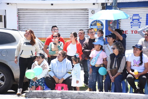 Las familias salieron a las calles para disfrutar del recorrido. (Foto: Erick Colop) 