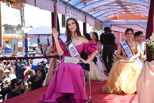Maite Garc&iacute;a, Reina Nacional de las Fiestas de Independencia, brill&oacute; en el recorrido por las emblem&aacute;ticas calles de Xela. (Foto: Erick Colop) 