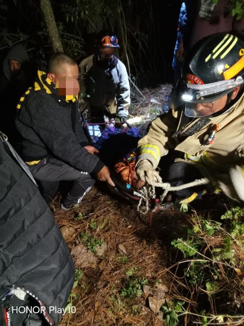 Los bomberos rescataron los cuerpos de las v&iacute;ctimas. (Foto: CVB)