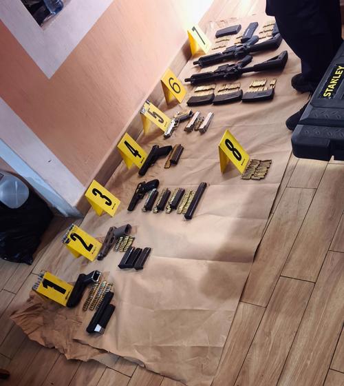 Al menos 13 armas de fuego fueron localizadas en distintos inmuebles. (Foto: PNC)