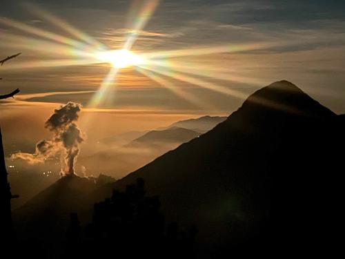 Una perspectiva &uacute;nica del volc&aacute;n Santo Tom&aacute;s, un destino de aventura imperdible para quienes buscan salir de las rutas tradicionales de senderismo. (Foto: Viajes Xela GT)
