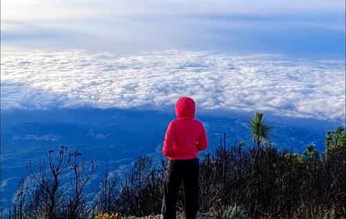 Vista panor&aacute;mica desde la cumbre del volc&aacute;n Santo Tom&aacute;s o Pecul, uno de los destinos de ecoturismo m&aacute;s imponentes de Guatemala. (Foto: Viajes Xela GT)
