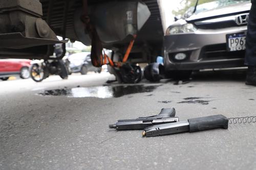 En el lugar de los hechos ha quedado una pistola tirada. (Foto: CBM)