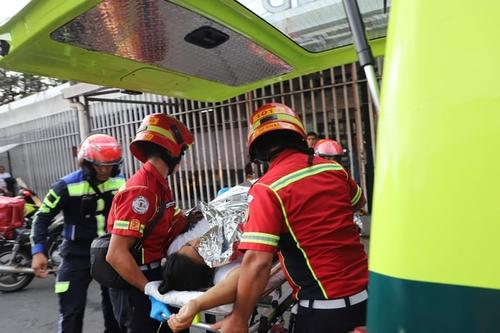 La v&iacute;ctima fue trasladada al Hospital General San Juan de Dios. (CBM)