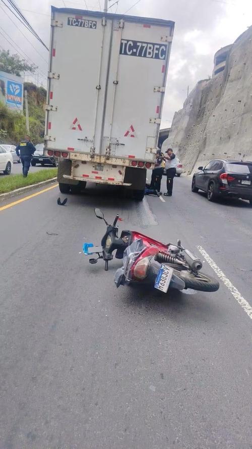 El motorista qued&oacute; bajo las llantas del tr&aacute;iler. (Foto: redes sociales)