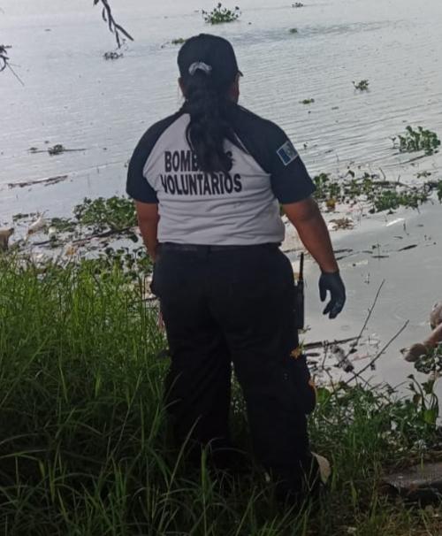 Bomberos Voluntarios llevaron el cuerpo de la persona fallecida a la orilla del lago. (Foto: CVB)