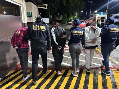 Fueron capturados cuando recog&iacute;an un paquete que simulaba Q1 mil 300 que exig&iacute;an a un ciudadano v&iacute;ctima de extorsi&oacute;n. (Foto: PNC)