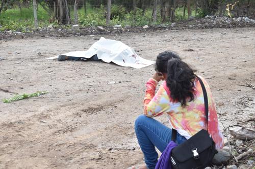 La madre de la v&iacute;ctima lleg&oacute; al lugar de los hechos y recrimin&oacute; el acto de violencia. (Foto: Lorena Lorenty/Colaboradora)