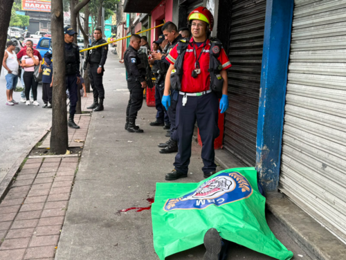 Bomberos Municipales acudieron a la emergencia pero debido a la gravedad de las heridas la v&iacute;ctima falleci&oacute;. (Foto: CBM/Soy502)