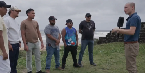 Un guatemalteco y varios migrantes m&aacute;s fueron trasladados a Liberia tras permanecer ilegalmente en Estados Unidos. (Foto: CBS News)