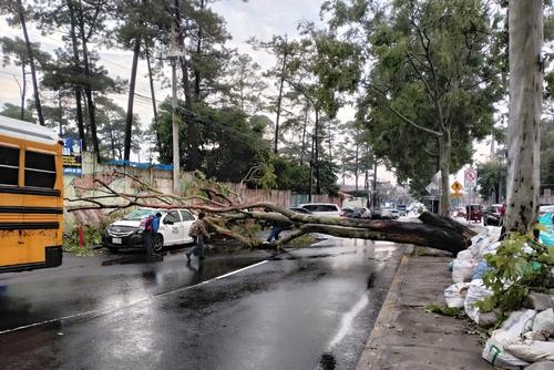 Tras las fuertes lluvias, vecinos de la Bethania se quedaron sin servicio de energ&iacute;a el&eacute;ctrica. (Foto: Crist&oacute;bal V&eacute;liz/Soy502)