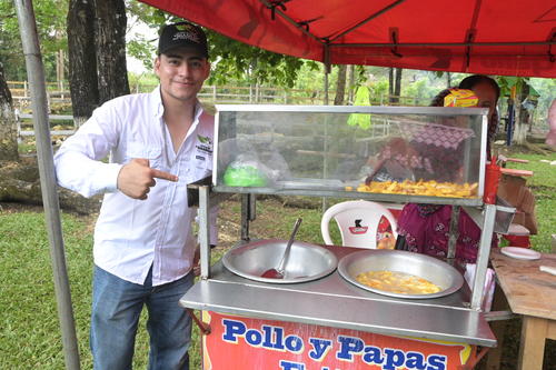 Se pueden encontrar algunas ventas de comida r&aacute;pida en el lugar. (Foto: Jos&eacute; Rodr&iacute;guez)