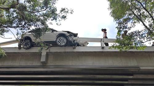 La camioneta estuvo cerca de caer del puente. (Foto: CVB)