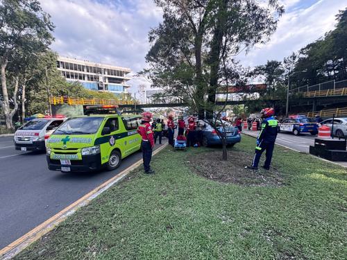 El veh&iacute;culo colision&oacute; contra un &aacute;rbol tras el hecho armado. (Foto: CMB)
