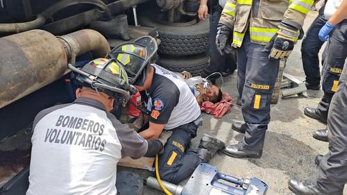 El cami&oacute;n volc&oacute; frente a un centro comercial del sector. (Foto: Bomberos Voluntarios)