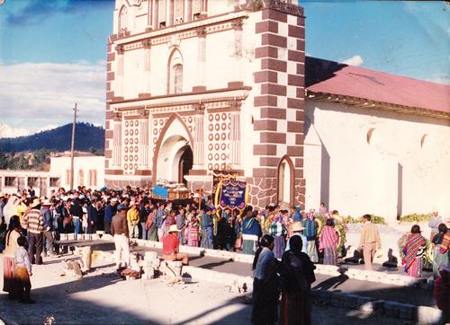 Im&aacute;genes antiguas del templo de Cantel muestran parte de la historia religiosa del municipio. (Foto: Leslie de Le&oacute;n)