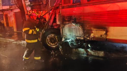 Un motorista sufri&oacute; quemaduras graves luego de haber sido arrollado por un bus extraurbano. (Foto: CVB)