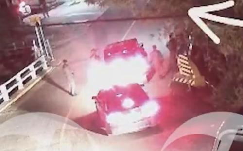 Captura de pantalla de uno de los videos que circulan durante el incidente armado ocurrido en Huit&eacute;, Zacapa. (Foto: captura de pantalla redes sociales)