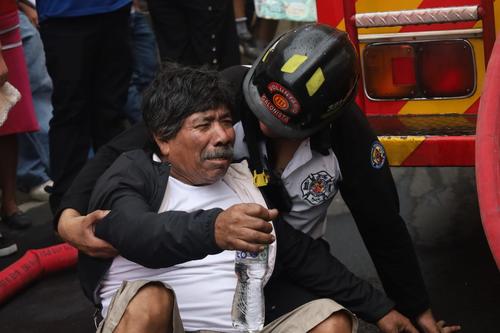 Escenas de lamento y dolor se vivieron cuando familiares llegaron al lugar para identificar el cad&aacute;ver calcinado. (Foto: CVB)