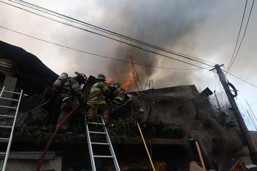 El incendio dej&oacute; a una mujer fallecida en Villa Nueva esta tarde. (Foto: CVB)