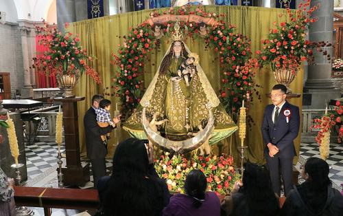 El ajuar presenta flores de diversos colores y delicados detalles de puntilla en sus bordes. (Foto: Karla Santiago)