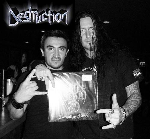 Victor Sampuel, junto a Marcel Schirmer, vocalista de la banda alemana de thrash metal "Destruction". (Foto: Seol) 