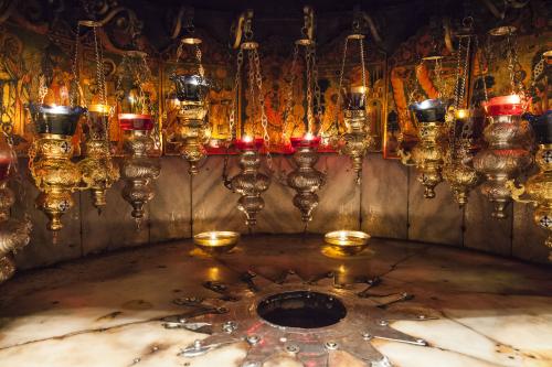 En Bel&eacute;n se encuentra la Bas&iacute;lica de la Natividad, construida en el siglo II en el lugar donde se considera que naci&oacute; Jes&uacute;s. A la Gruta de la Natividad se accede por unas escaleras que se encuentran detr&aacute;s de un altar. Ah&iacute;, con una estrella plateada, est&aacute; marcado el lugar del nacimiento de Cristo.