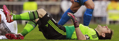 Iker Casillas sufri&oacute; un encontronazo con Casemiro durante la segunda mitad del juego