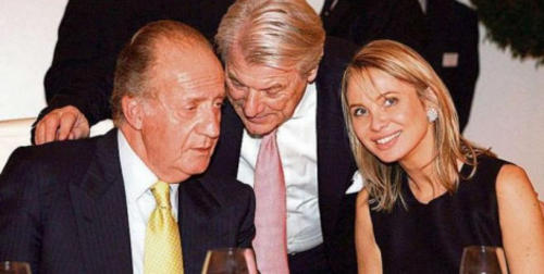 Juan Carlos de Borb&oacute;n con la princesa alemana Corinna su Zayn-Wittenstein, quien lo llev&oacute; de safari a Bostwana, provocando un esc&aacute;ndalo sobre la cacer&iacute;a y las andanzas amorosas del Rey. (Foto: www.que.es)