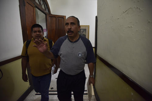 Un abogado que llegó vestido de forma informal entregó el Proyecto de Presupuesto para 2016 (Foto: Luis Lima/Nuestro Diario)