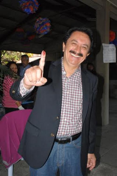 Mario David Garc&iacute;a luego de emitir el sufragio. (Foto: Pablo Sol&iacute;s/Soy502)